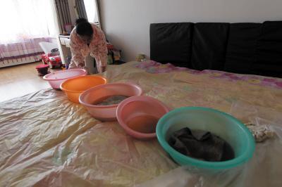 安仁楼上漏水，住户失联，小区没物管，业主维权难！律师来支招……